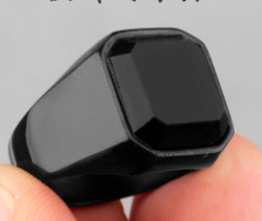 INS anillo de piedras preciosas negro brillante para hombres de acero de titanio de estilo simple en stock suministro de entrega de una pieza