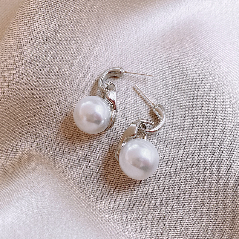 Pendientes de amor de perlas de lujo ligero con aguja de plata Pendientes de sentido de alta gama de temperamento de nicho Pendientes de estilo de palacio de todo fósforo de moda al por mayor