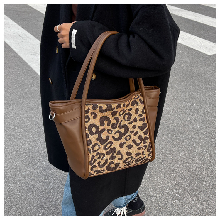 Large-capacity Handbags 2021 New Fashion Leopard-print Messenger Sense Single-shoulder Portable Tote Bag display picture 14