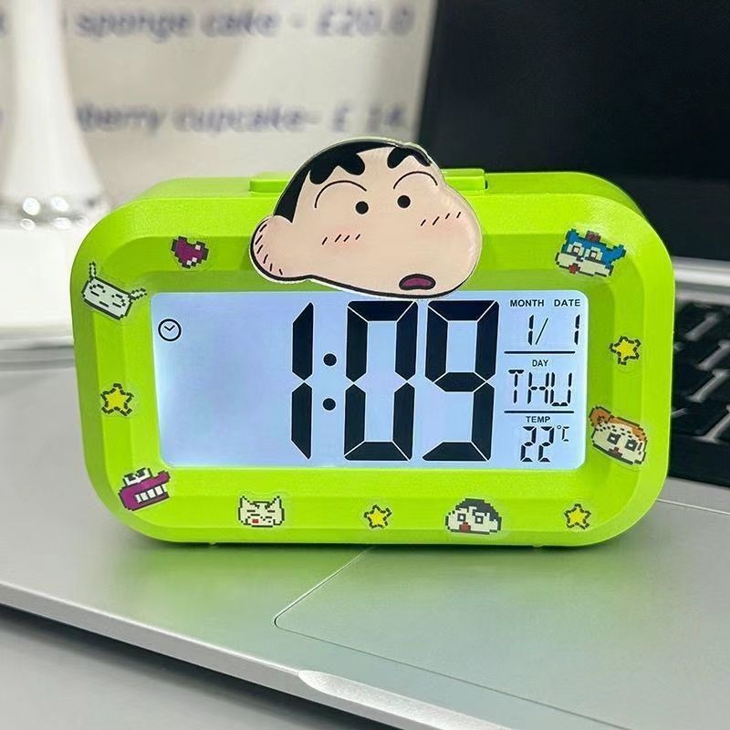 新型クレヨンしんちゃん目覚まし時計は夜光のベッドの頭の時計を持っています。|undefined