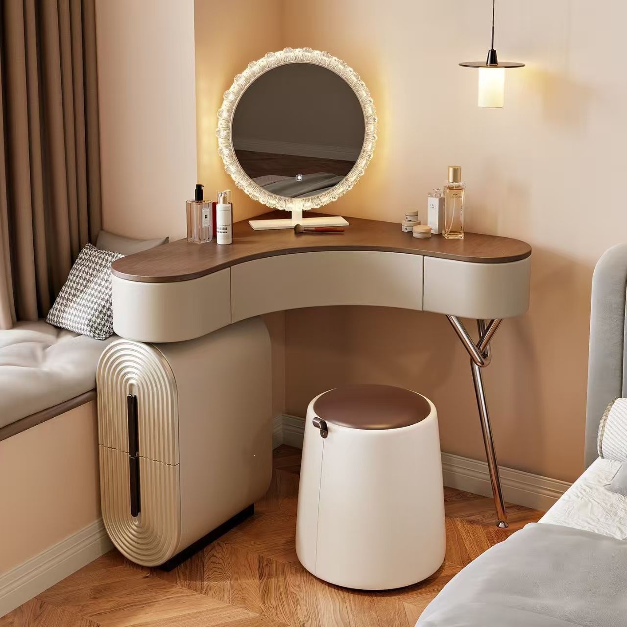 Mini estilo italiano arco armario de tocador en una pequeña esquina de dormitorio triangular mini mesa de maquillaje de lujo