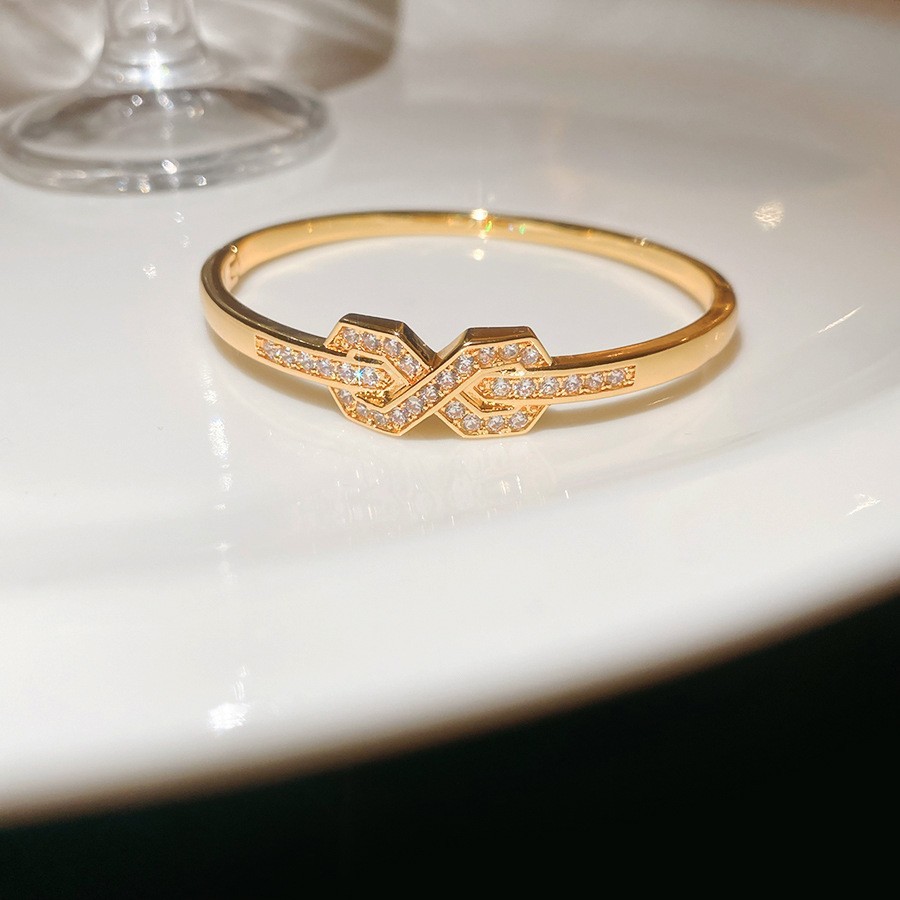 Pulsera Abierta con Letras Incrustadas de Diamantes y Baño de Oro Real, Pulsera Versátil de Nicho, Nuevo Modelo 2026, Joyería de Lujo Ligero de Alta Gama para Mujer