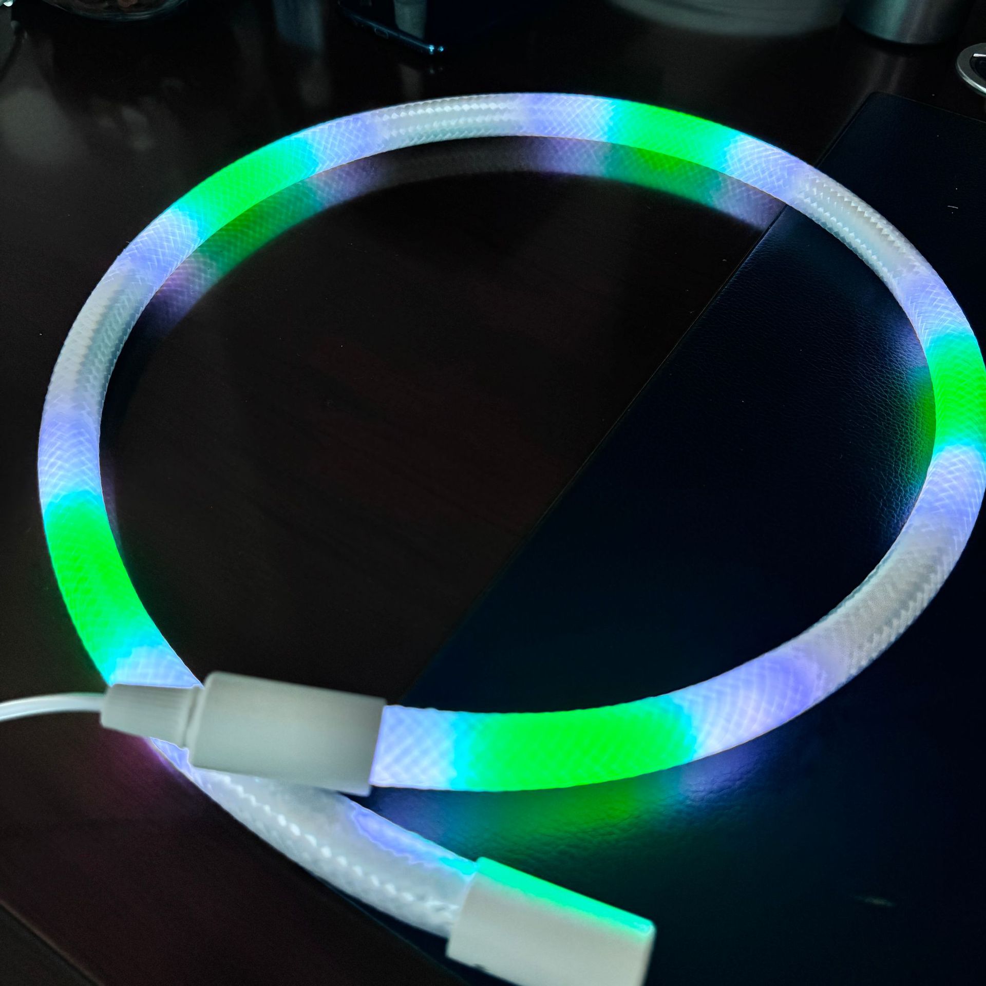 360 도 LED가 달린 그물 붉은 짠 빛 화려한 조명으로 마법 경마 분위기 빛을 강조