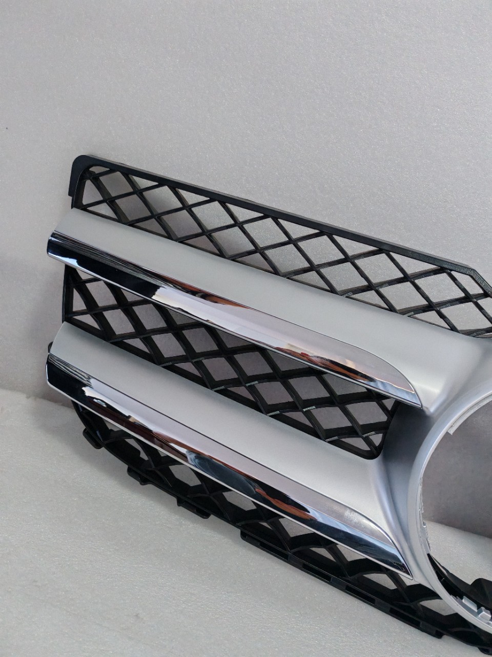 Suitable for 2013-2015 Mercedes-Benz Glk X204 Original Car Electroplated Mid-Grid Grille Glk250 A2048802983