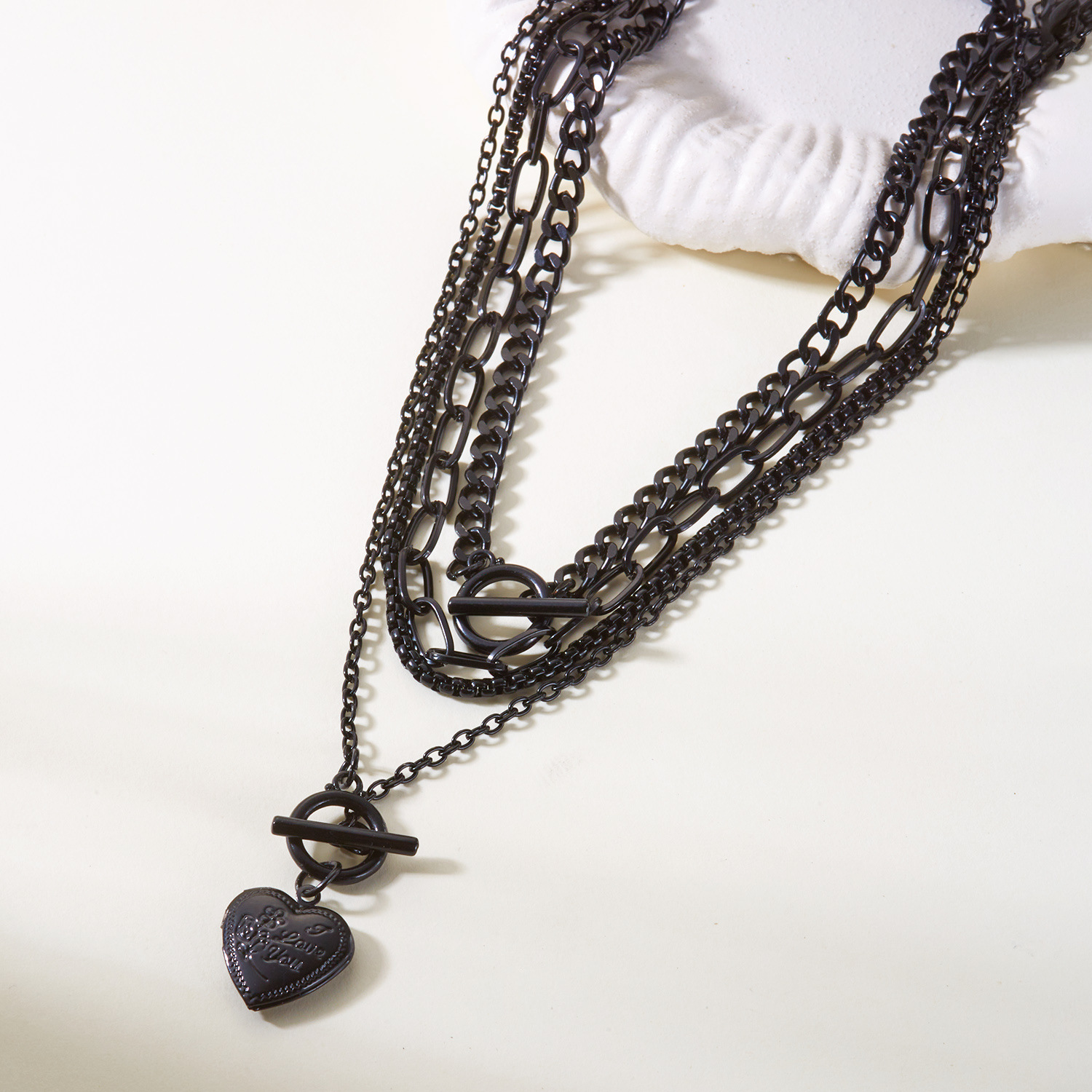 Mehrschichtige Halskette mit Herzanhänger für Damen, Schwarz, minimalistisches Design mit OT-Verschluss, modische elegante Halskette für Frauen, grenzüberschreitend