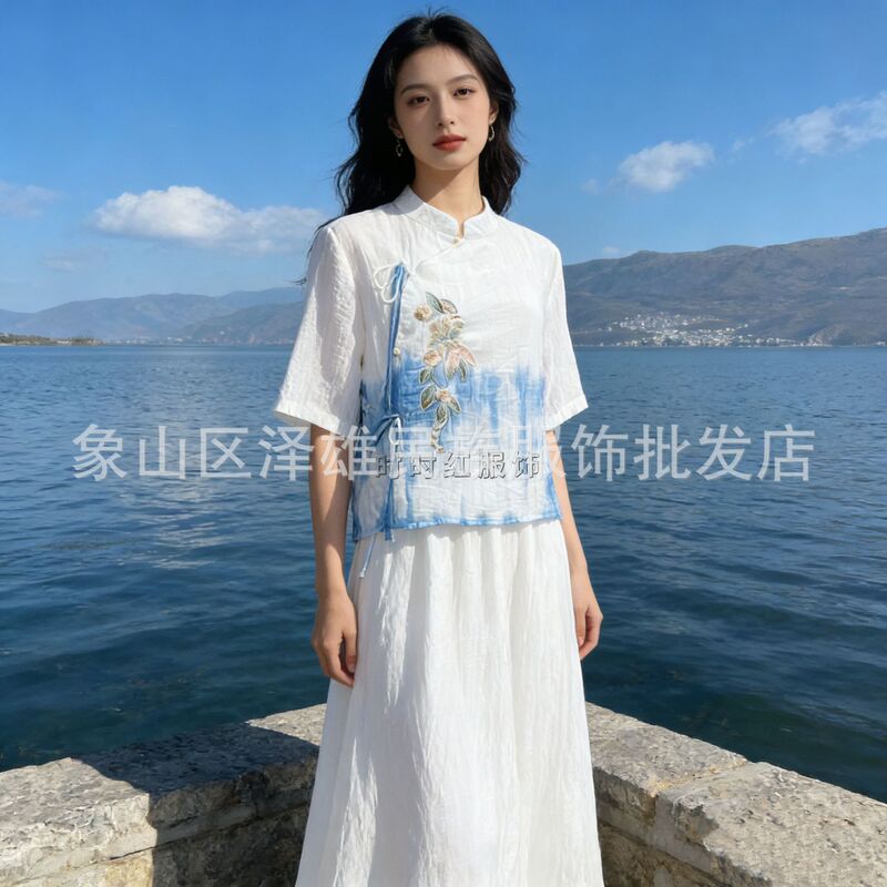 New Tie-Dye White Silk-Linen Embroidered Mid-Sleeve Shirt with a Turn-Down Collar, Round Neck, Loose Fit, Slimming, Elegant, Versatile, and Suitable for Commuting