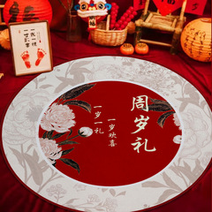周用品の道具をつかむ一歳の誕生日に虎の赤ちゃんの置物を配置します。