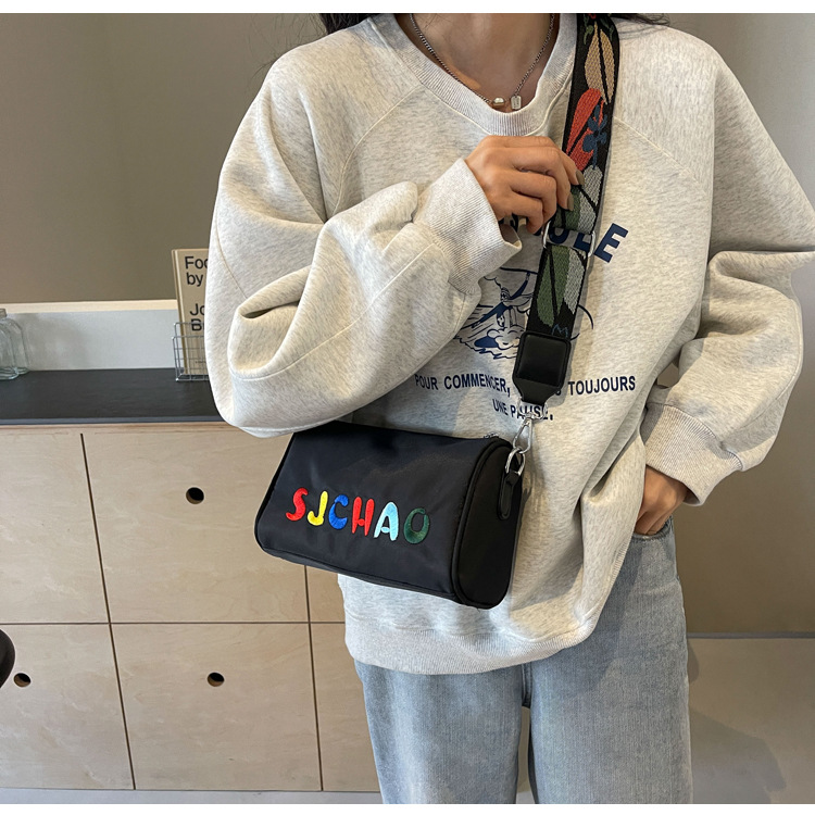 Women's Small Canvas Letter Solid Color Classic Style Streetwear Zipper Crossbody Bag display picture 7