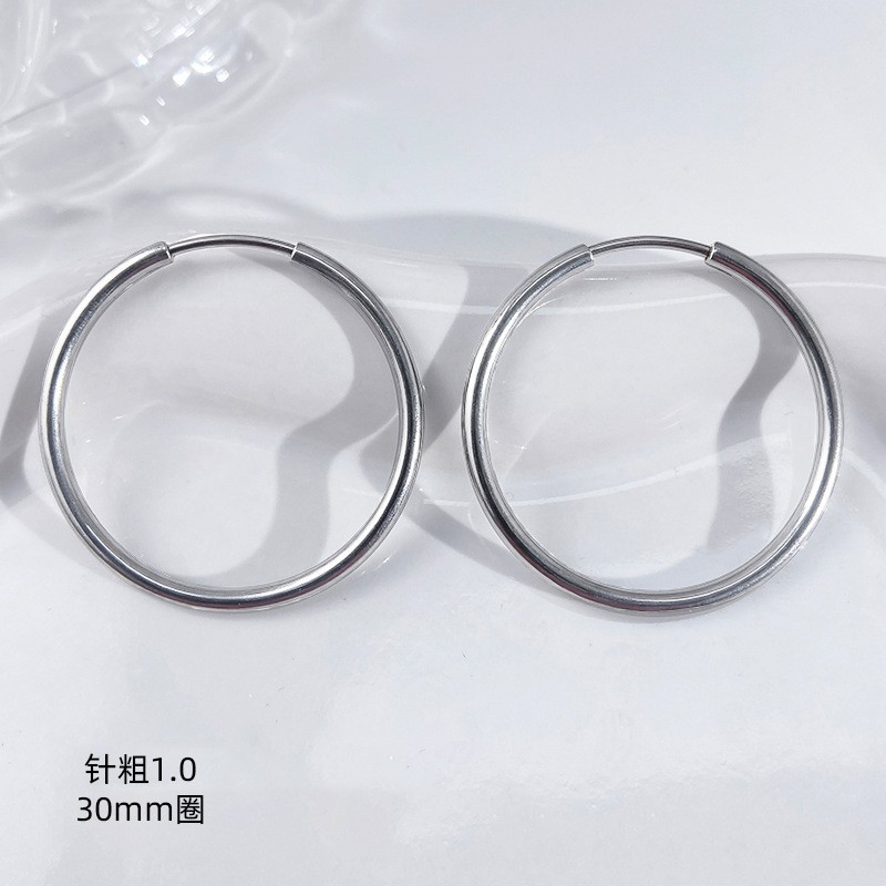 Nuevos desplazamientos de moda con pendientes de círculo grande, ligero y lujoso, temperamento femenino de alta gama, botones para los oídos, Orejeras de círculo vegetariano, agujas para los oídos