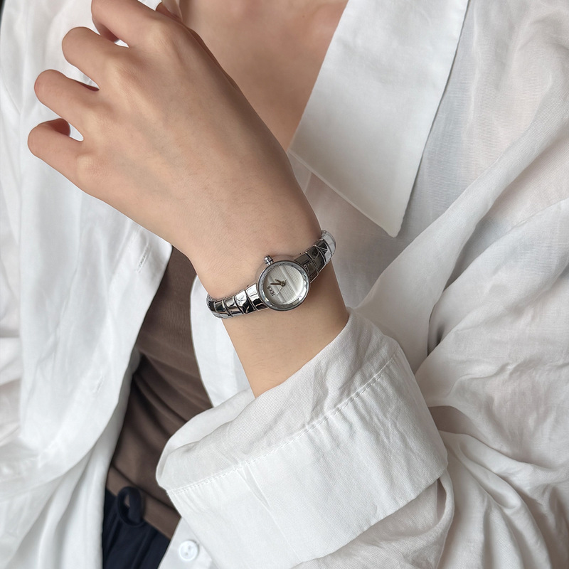 Zuoran Cool and Sophisticated Exquisite Fashion Small Silver Watch 2026 New Trendy Women's Watch Wholesale for Export