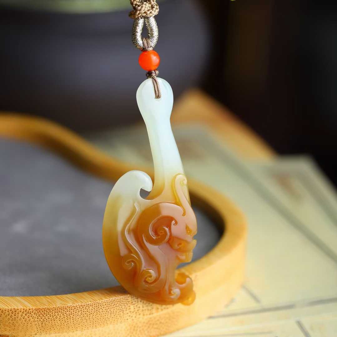玉器工艺品天然新疆和田玉新疆且末料老料俏糖色府上有龙玉石吊坠