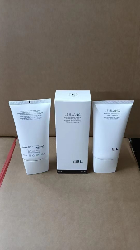 ビッグブランド人気卸売業者 Xiangjia Moisturizing Camellia スパークリングウォーター洗顔料 Camellia リキッドファンデーション ライトルースパウダー|undefined