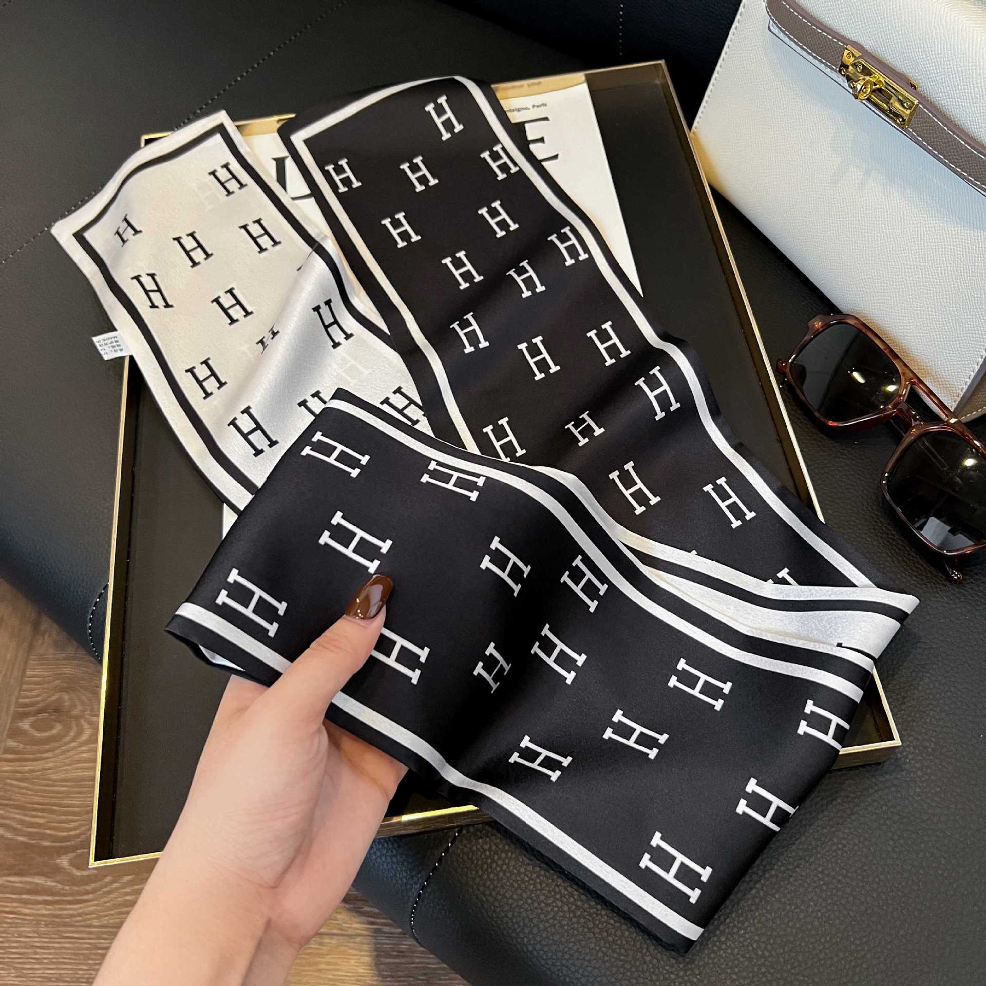 Nueva bufanda de seda pequeña banda larga estrecha para el cabello mujer estilo primavera y otoño moda madre bufanda estilo verano estilo fino serpentina bufanda al por mayor