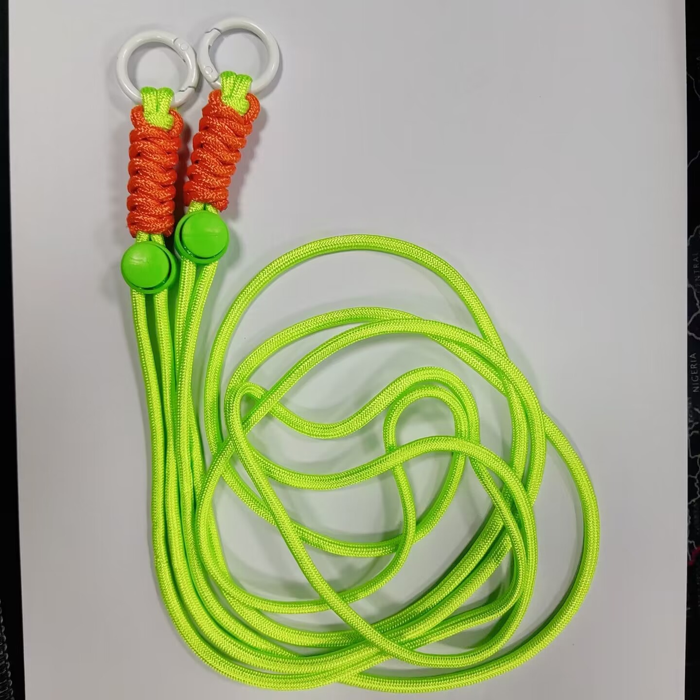 白色扣+荧光绿绳.jpg