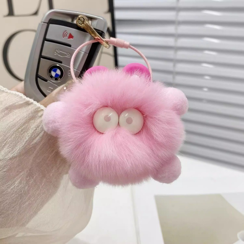かわいい小さい石炭のボールはかばんの醜いものを包みます。|undefined