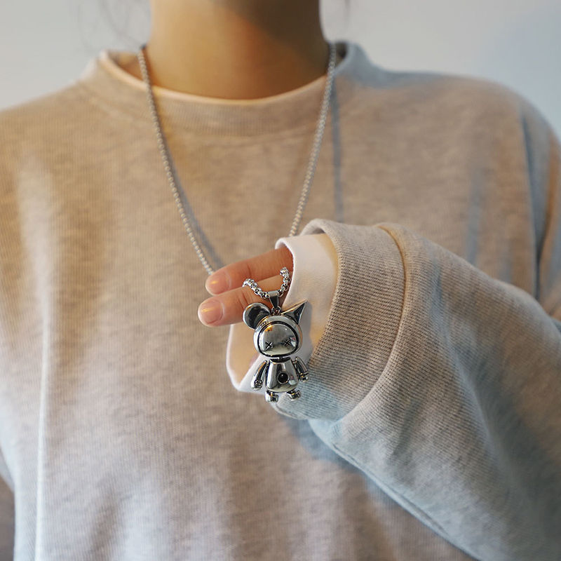 Nouveau pendentif petit monstre tendance en acier titane avec collier de poupée amovible pour étudiants masculins et féminins Instagram_voghion.com