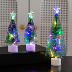 ミニクリスマスツリーに白い松の針をつけてクリスマスの装飾品を飾っています。