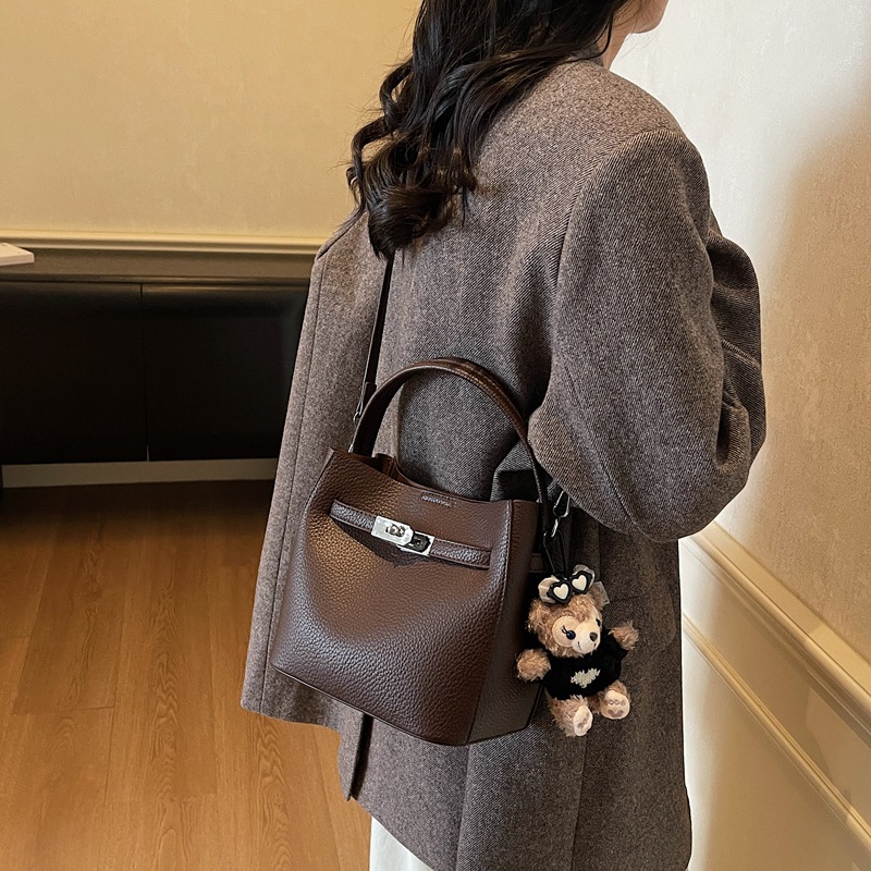 Bolso de mano de alta sensación para mujeres 2025, nueva moda versátil bolso de mochila de gran capacidad de viaje a casa bolso de cubo