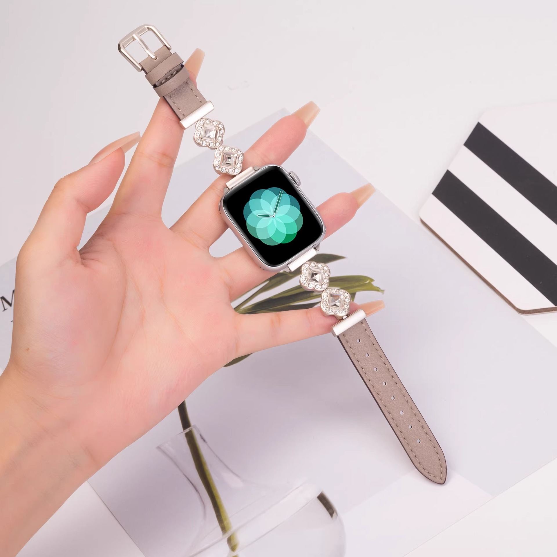 Suitable for Apple Watch Strap with Sparkling Diamonds, Microfiber Metal, Women's Iwatchs9/10 Accessible Luxury Watch Strap