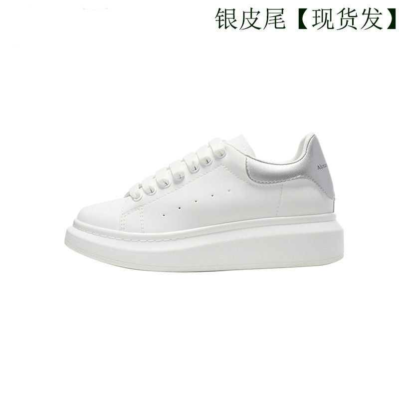 Alta versión McQueen zapatos blancos de suela gruesa mujer 2025 nuevo estilo de cuero salvaje con aumento interior pareja zapatos casuales zapatos de mujer