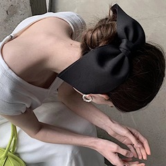新型の超大型蝶結びの頭飾りには、黒いヘアピンのスプリングがセットされています。
