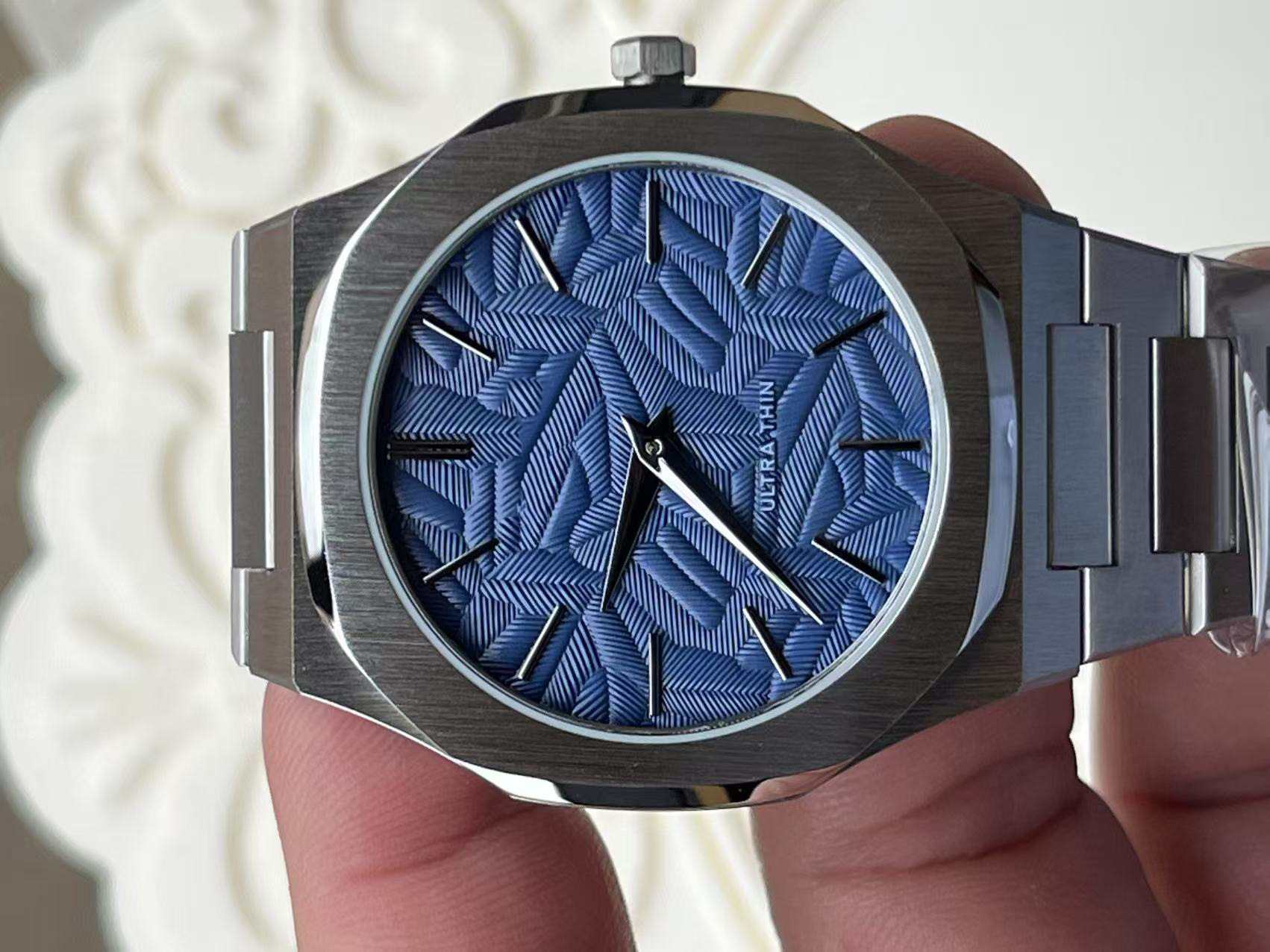 D1 MILANOブランドの同型超薄型6.80,40MM防水腕時計、新型クォーツ腕時計、カレンダー付きビジネスウォッチ