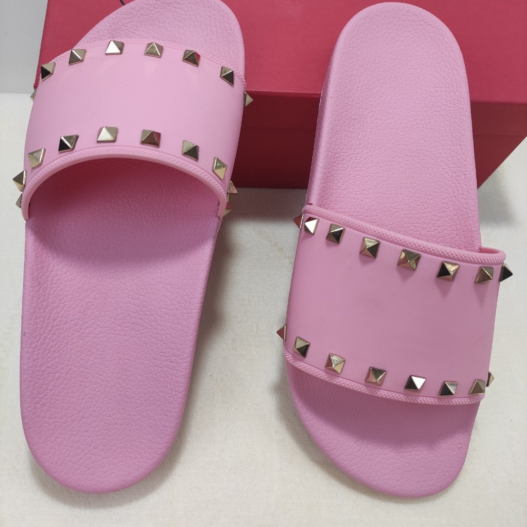 New Rivet Non-Slip Versatile Couple Outdoor Beach Unisex Personality One-Word Slippers_vogvips.com
