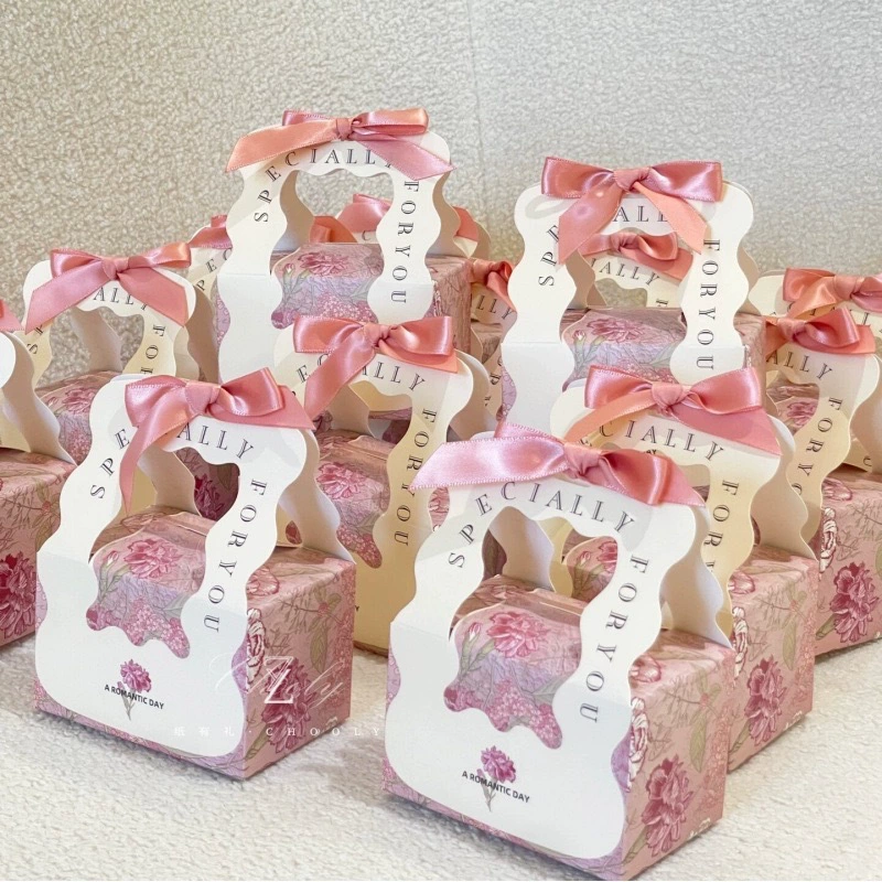 Новая Свадебная коробка конфет Свадебная помолвка Маленькая свежая Подарочная коробка Портативная коробка конфет Маленькая Красная книга для верховой езды Сопровождающая Подарочная коробка Большая