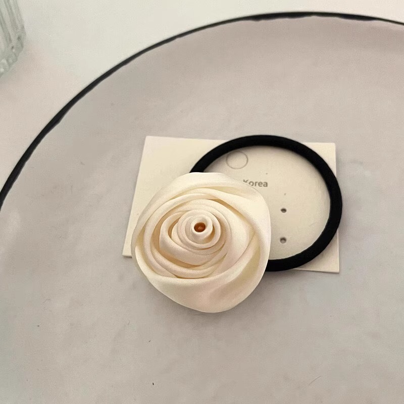 乾燥したバラはフランスの花を挟んで髪を挟みます。|undefined