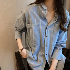 日本のストライプのシャツの女性のデザイン感が小さいです。