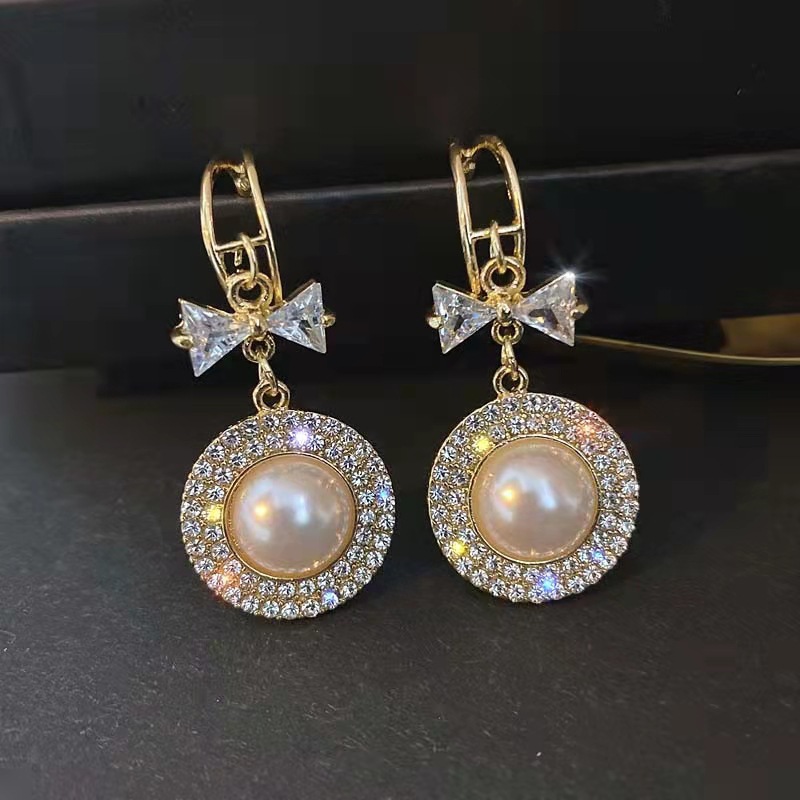 Beads with bow with zircon pearl