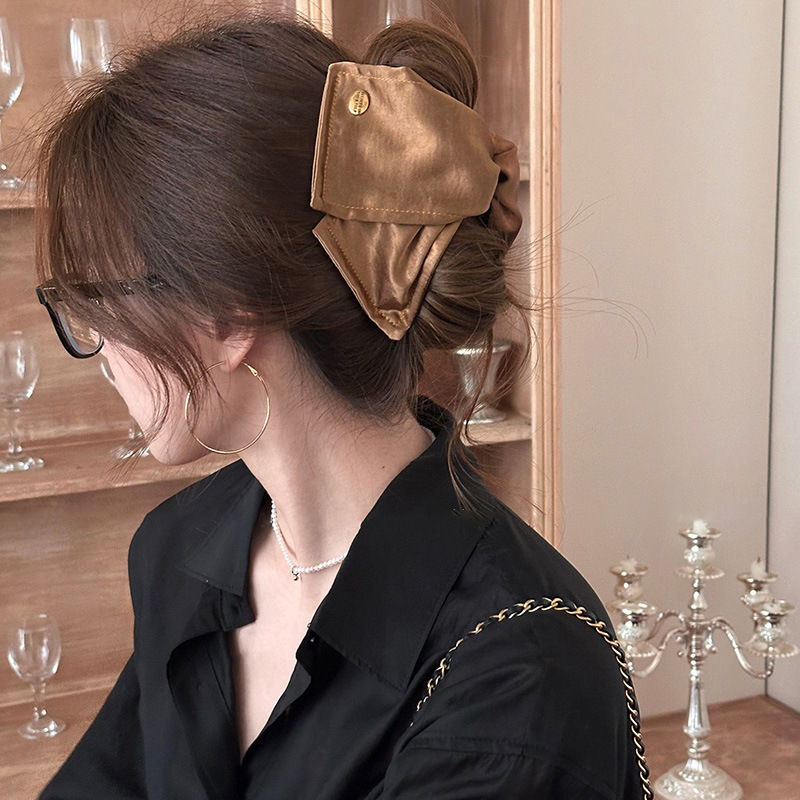 2025年の人気のサテン三角サメクリップ、女性用のハイエンドの大きなヘアクリップ、後頭部のヘアアーティファクト、気質アップグレード|undefined