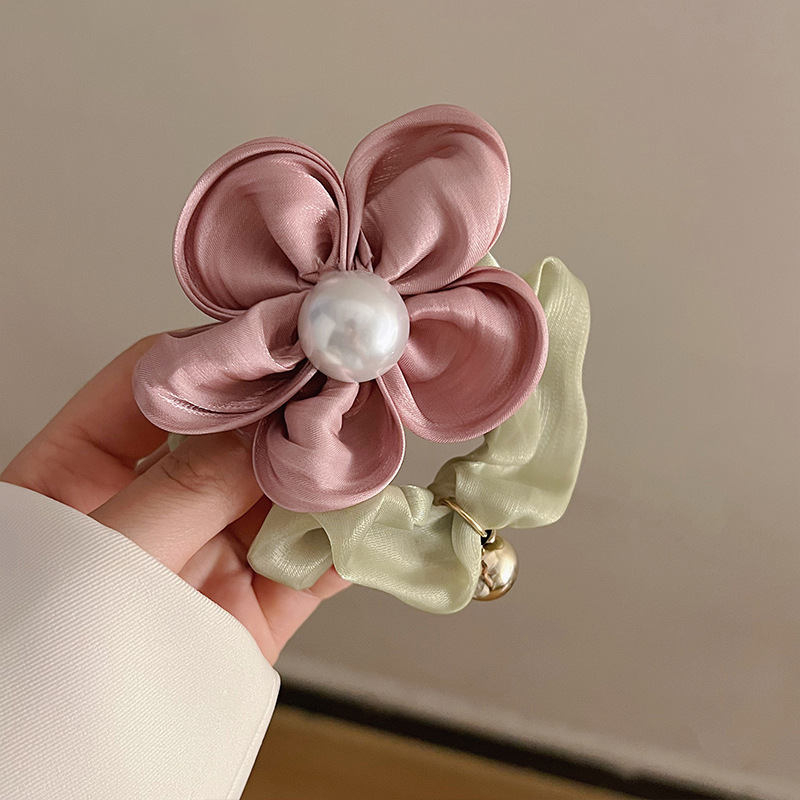 Frühlings- und Sommerfeeling pur! Perlenrosen-Haargummi mit edler Optik, trendiges, märchenhaftes Blumen-Haargummi für Damen_voghion.com