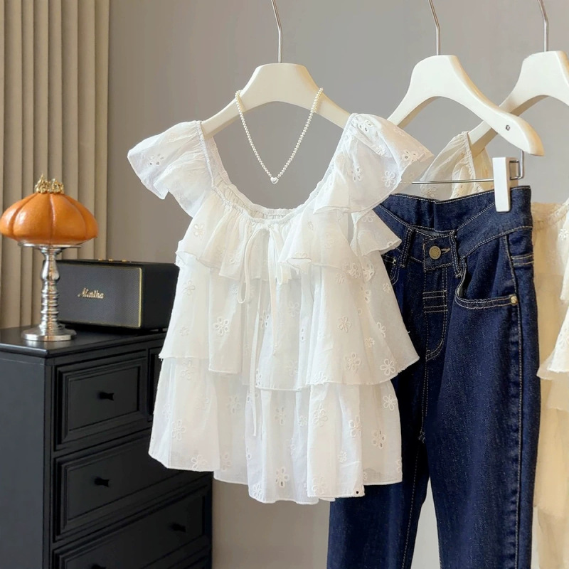 Korean-style sweet ruffled blouse with flutter sleeves for women, new summer collection, layered design, age-reducing, versatile sleeveless babydoll top Korean-style sweet ruffled blouse with flutter sleeves for women, new summer collection, layered design, age-reducing, versatile sleeveless babydoll top