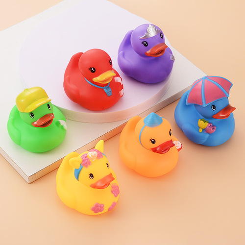 Taking a bath and playing in the water, the little yellow duck pinches and screams, the little duck toy swimming pool bathroom colorful duck milk tea shop small gift