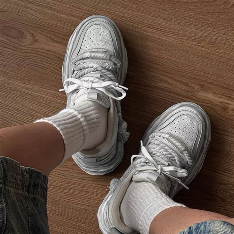 Hecha viejos zapatos sucios para parejas con suela gruesa, zapatos deportivos casuales de diseño universal, zapatos de skate de moda