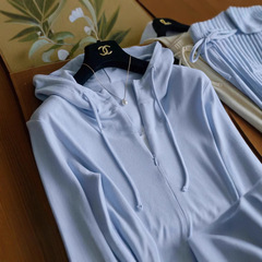 服録分は街をブラシして偽の2つの家のレジャー運動の衛衣のズボンのスーツをつなぎ合わせます。