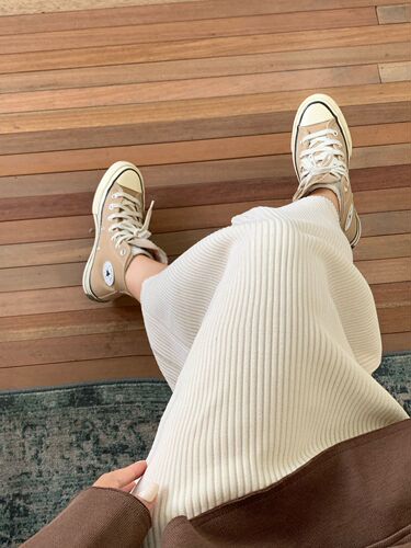 Corduroy half-length skirt for women, autumn/winter style, loose-fitting with elastic waistband, high-waisted, straight-leg skirt that creates a slimming effect, solid-color long skirt.