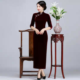 2024春季新走秀中老年旗袍妈妈复古女结婚丝绒婆婆婚宴连衣裙高贵