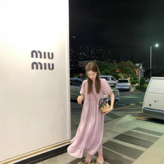 紫淑優しい風純色半袖ワンピース女性の夏のデザイン感がゆったりしています。