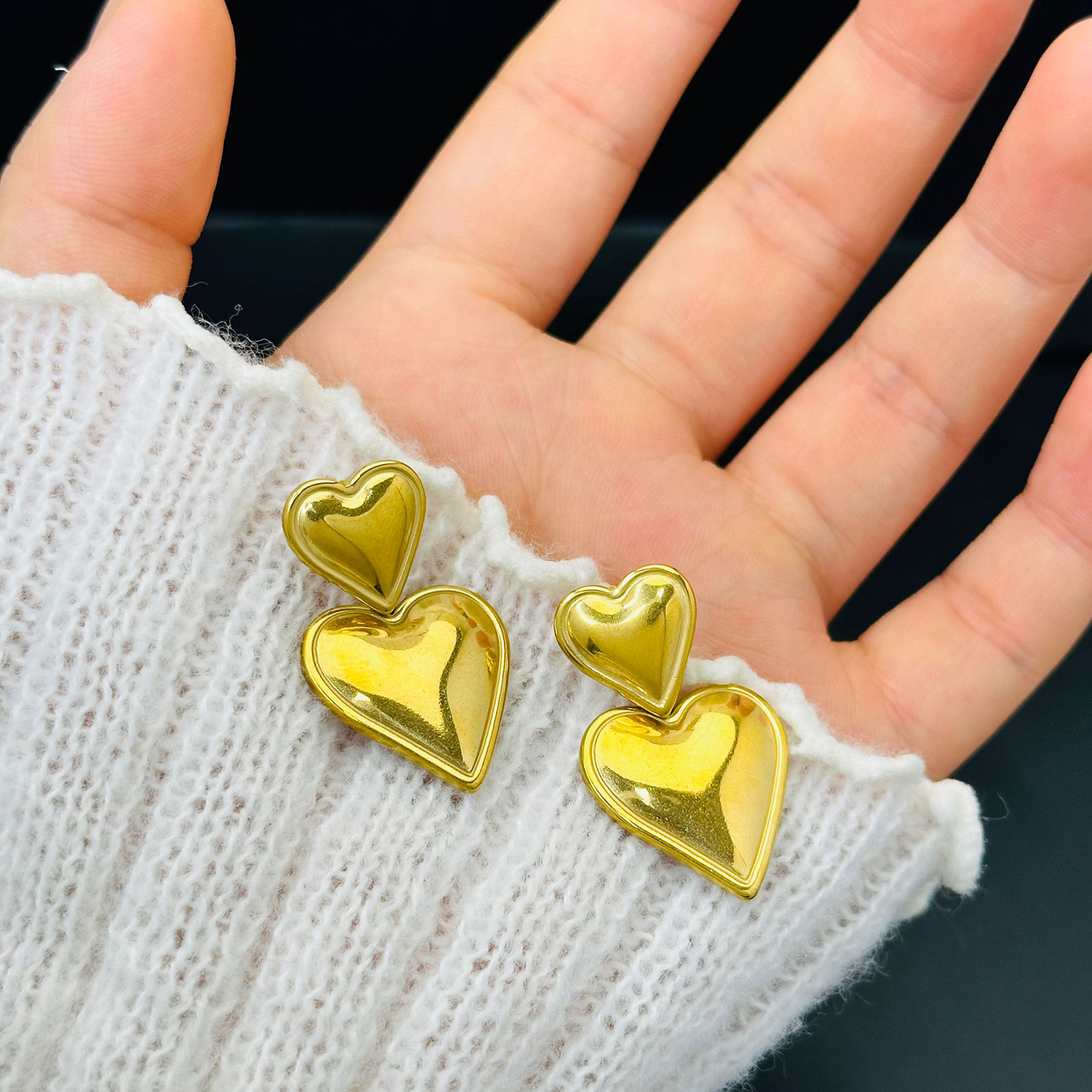 Amazon explosión ligera de lujo de alta calidad sensible a la superficie de la mano amor aretes combinación no se desvanece accesorios de lujo ligero nuevos productos