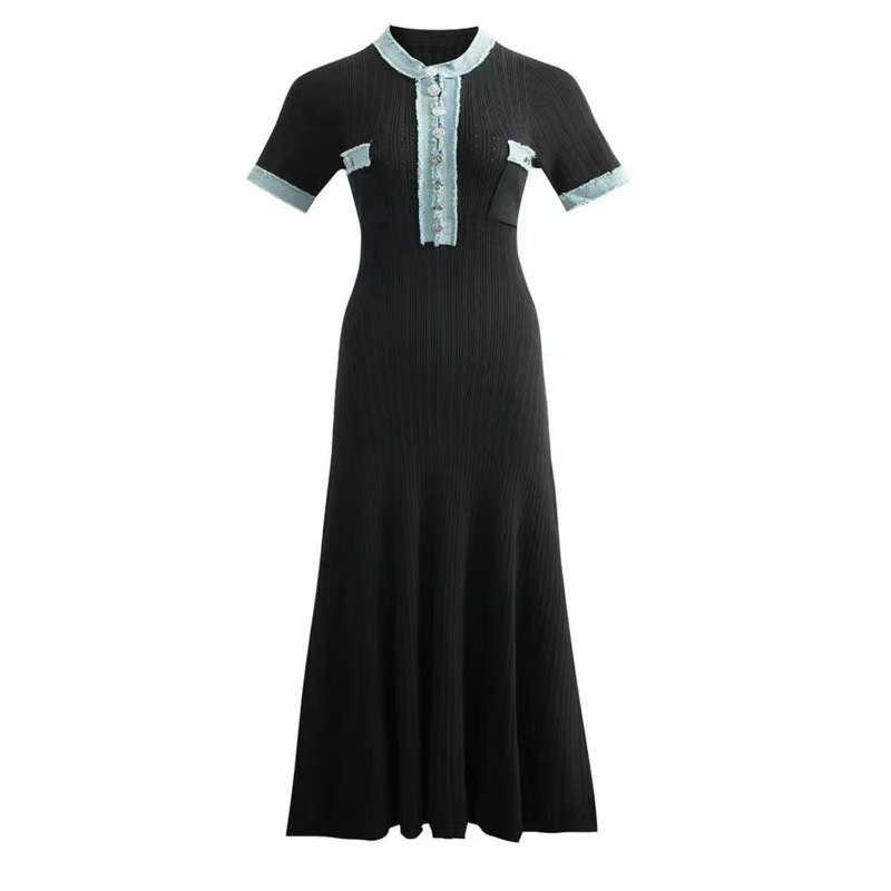 Groothandel in gebreide Europese en Amerikaanse damesbadjassen, elegant model met V-hals, getailleerde pasvorm, denim ribstof en een lange rok._voghion.com