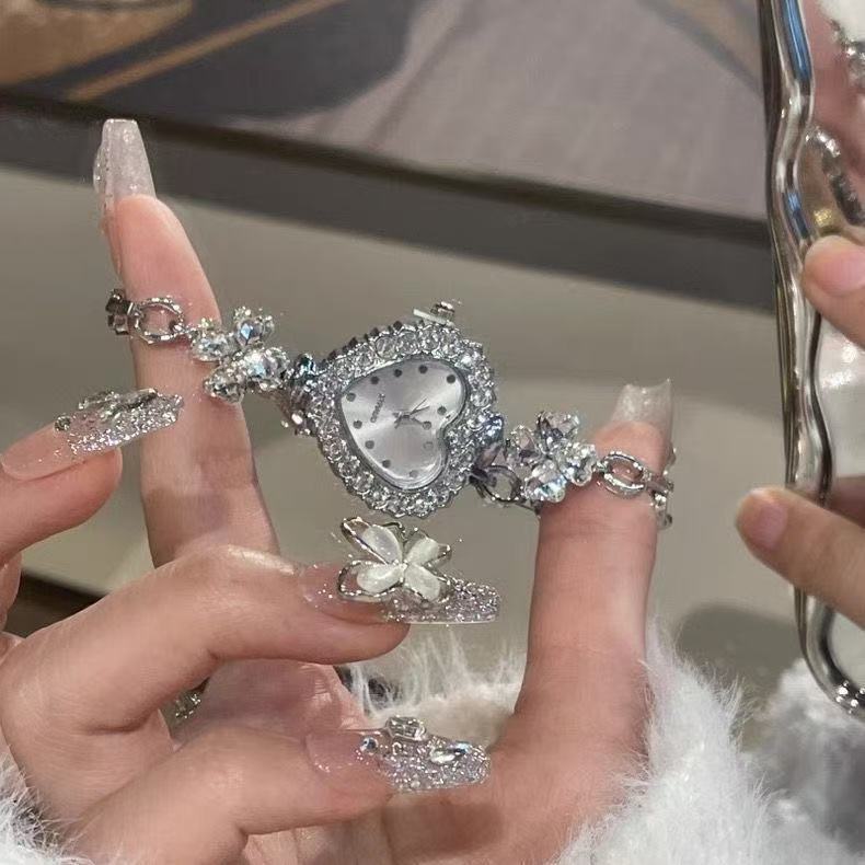 爱心四叶草手表女轻奢高级感镶钻手串跨境个性设计石英表手饰配件