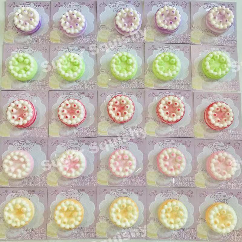 느린 리바운드가 있는 무작위 젖고 부드러운 케이크 1개