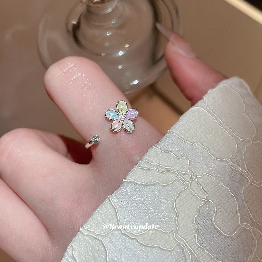 Bague pour index en zircon, perle et goutte d'huile, design ajouré, bijou luxueux et raffiné._voghion.com