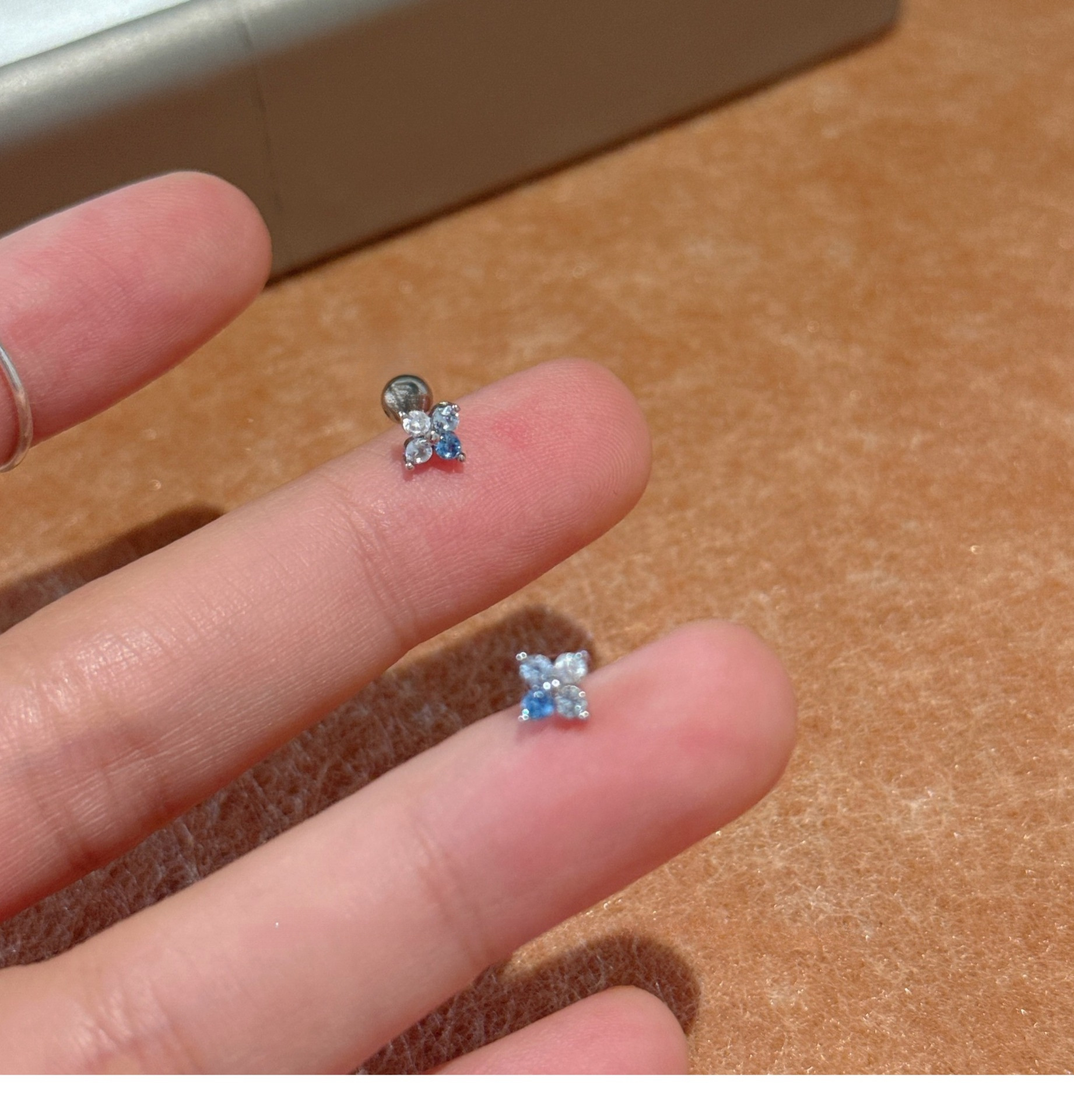 mini冰蓝渐变四叶草锆石医用钛钢螺丝耳钉精致耳蜗钉耳骨钉耳饰