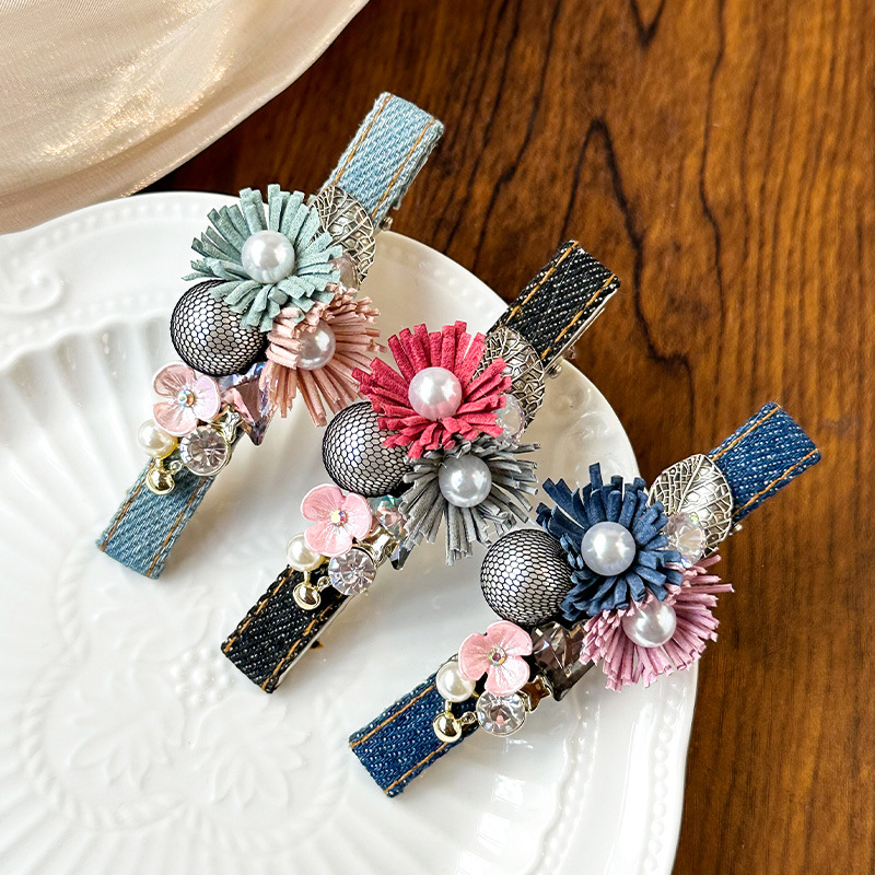 Wind crystal strawberry duckbill clip headpiece for women, minimalist rhinestone alloy pressure clip, temperament broken_voghion.com