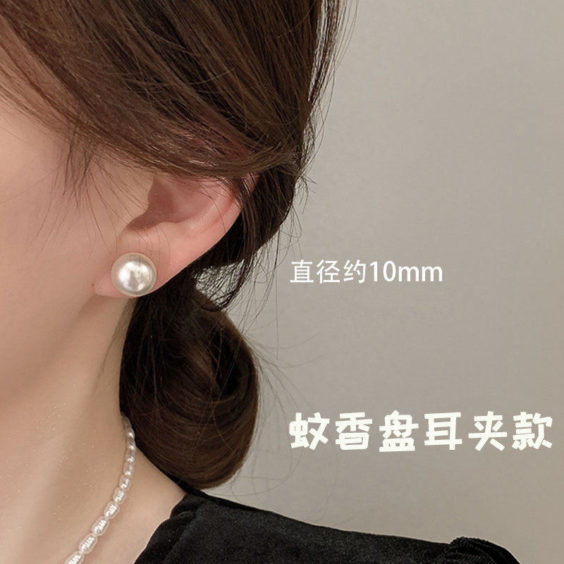 高級な真似のバロックは真珠のイヤリングをまねます。