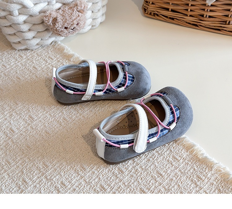 Sapatos de couro aos quadrados para menina versáteis e flexíveis_voghion.com