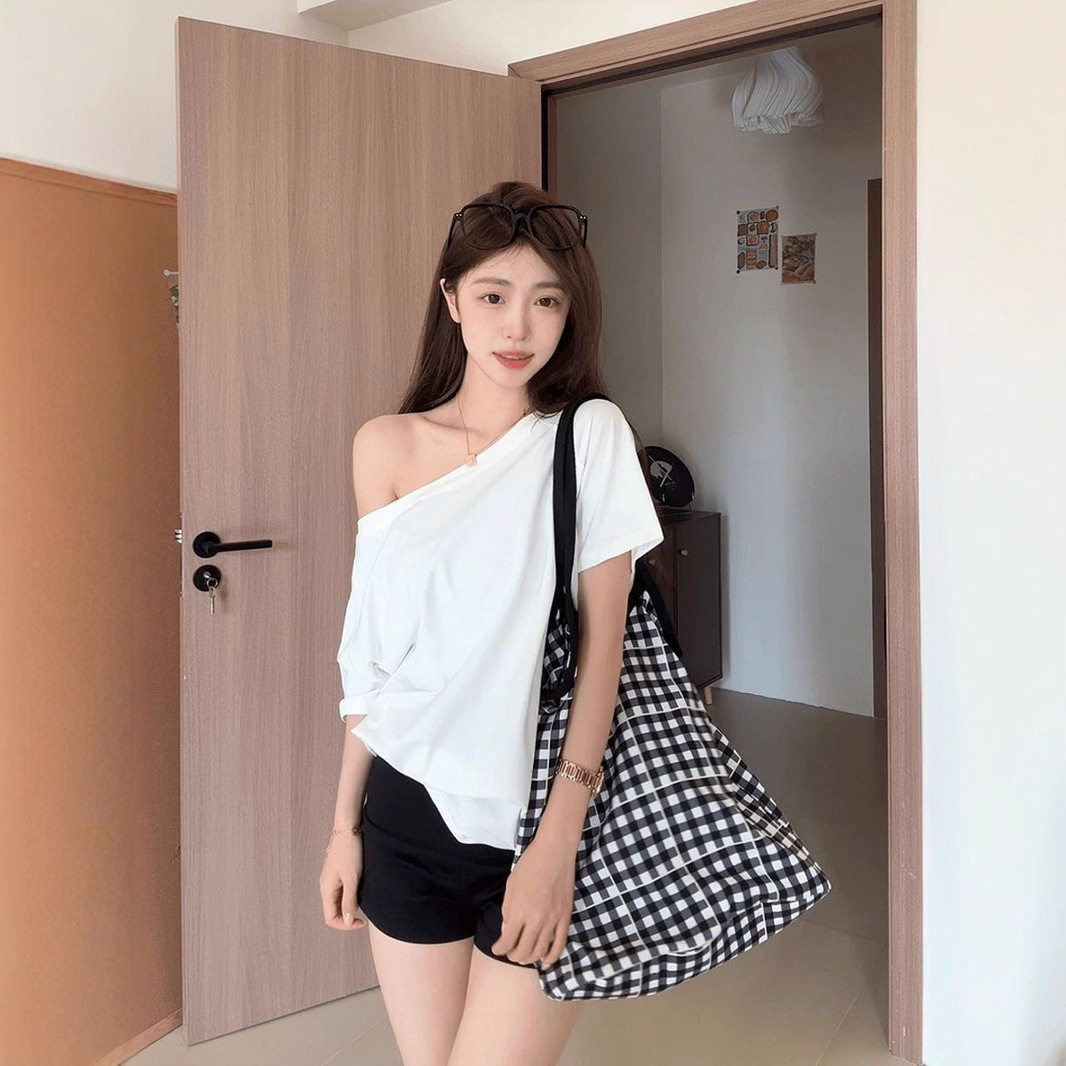 Primavera y verano nuevo estilo puro cuello inclinado hombro abierto camiseta de manga corta para mujeres verano suelta cubrir la carne delgada dulce caliente diseño de la camisa image 1